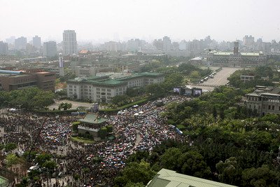 Hundreds of thousands protest in support of Sunflower Movement
