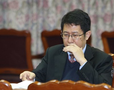 Ed minister calls on student protesters to return to school