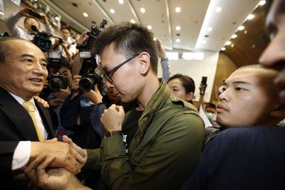 Wang meets with students, pledges to enact monitoring law first