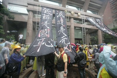 Premier: gov’t to work to meet demands of working people
