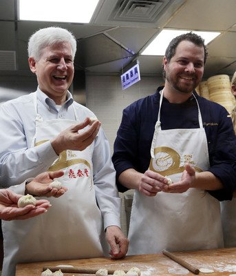 AIT director, US chef visit well-known dumpling restaurant