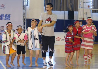 Jeremy Lin coaches Taiwanese indigenous children