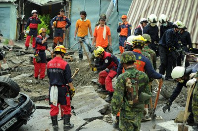 President visits Kaohsiung after massive blasts
