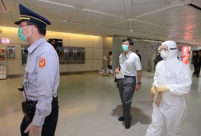 Taiwan holds Ebola-countering drill at airport