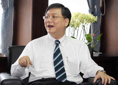 Economics minister urges support for trade pact with China