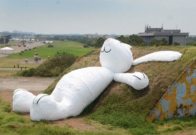 Battling bunnies vie for visitors on Moon Festival