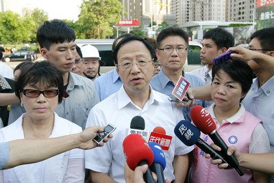 Premier urges the legislature to pass bills on trade pact and FEPZs