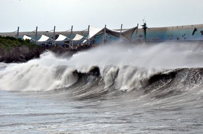 Typhoon leaves 2,000 tourists stranded on Green Island