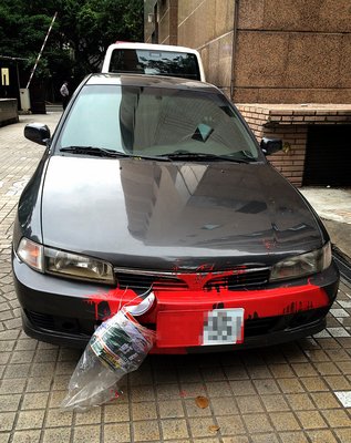 Man rams car into presidential residence gate to highlight medical system problems