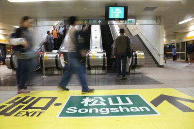 More than 345,000 passengers use new line on Taipei metro