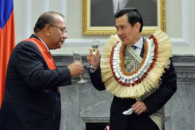 President Ma confers top honor on President of Marshall Islands