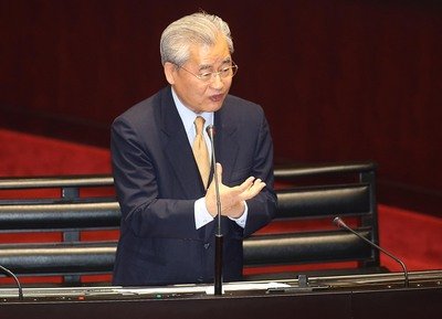 New premier presents gov’t administrative report to legislature