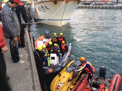 One dies, 2 missing in shipwreck off Taiwan's northern coast