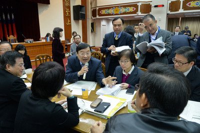 Legislature puts 15% cap on credit card and cash card interest