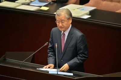 Premier addresses legislature on property tax reform