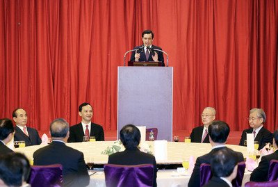 Ma encourages public to work towards economic growth in 2015