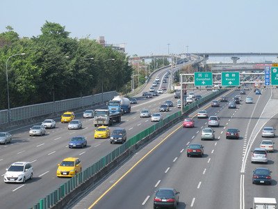 Hsuehshan Tunnel traffic peaks at end of 3-day weekend
