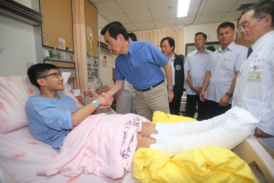 President Ma visits victims of water park blast