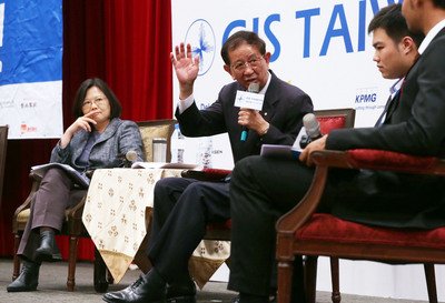DPP’s Tsai considers making carbon emission reduction a policy
