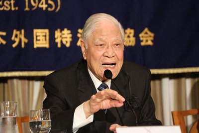 Ex-President Lee declines to confirm meeting with Japanese PM