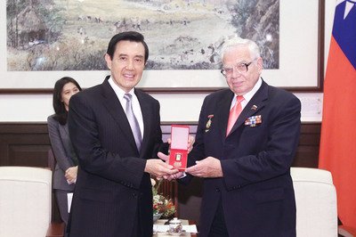 Ma presents medal to Soviet Volunteer Group for war contributions