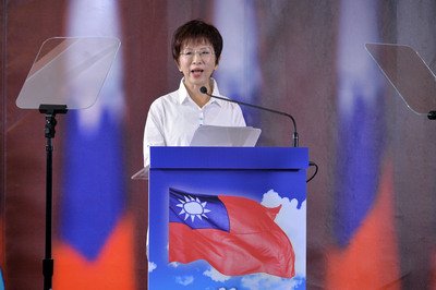 Hung emerges from campaign hiatus, pledges to stay in the race