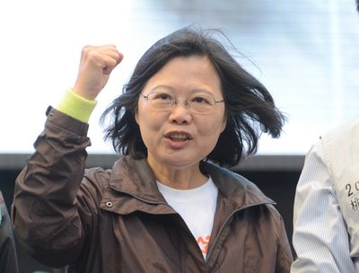 Tsai calls on KMT to stop land speculation rumors