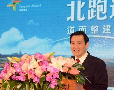 President opens renovated runway at Taoyuan airport
