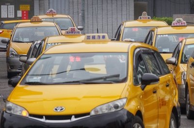 Gov't to loosen rules on taxi colors, fares