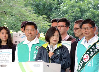 DPP Tsai continues campaigning across Taiwan