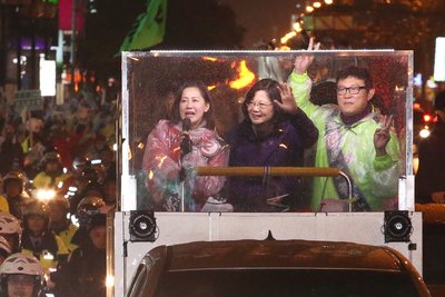 Candidates drum up support on final day of presidential race