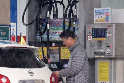 Gas prices to fall to 13-year low on Monday