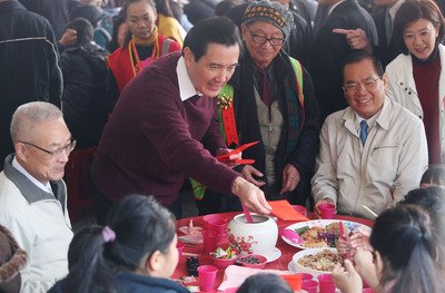 Ma attends year-end banquet for people in need