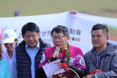 Taipei mayor marks 228 with bike ride