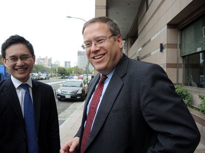 Top US economic official visits Taiwan