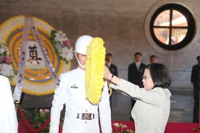 Tsai pays respects to founding father, martyrs