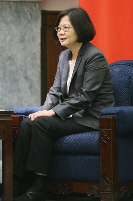 Tsai sees 62% approval rating after first month in office