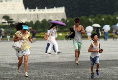 Sunny mornings, stormy afternoons over weekend: Weather bureau