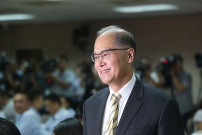 Foreign minister urges peaceful resolution of S China Sea disputes