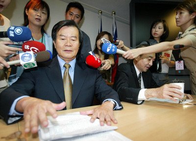 Envoy to Singapore keeps post after DUI rap