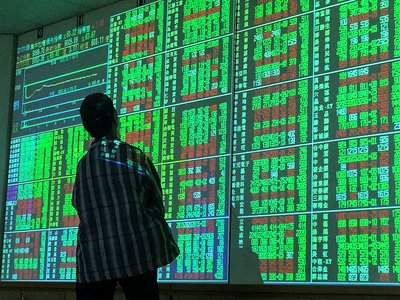 Stock exchange holds back on plan to reduce lot size