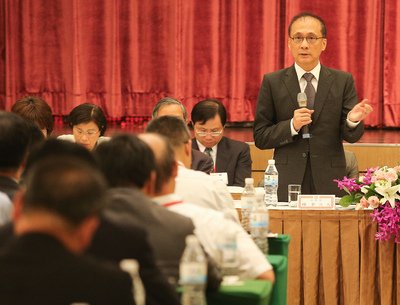 Premier calls on industry leaders to attend meetings on labor issues