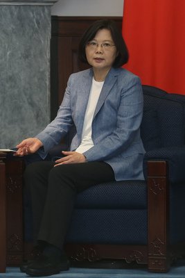Tsai pledges support for semiconductor industry
