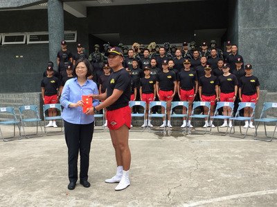 Tsai visits troops on Kinmen