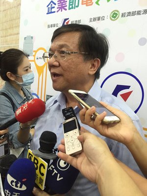 Economics minister meets Philippine envoys
