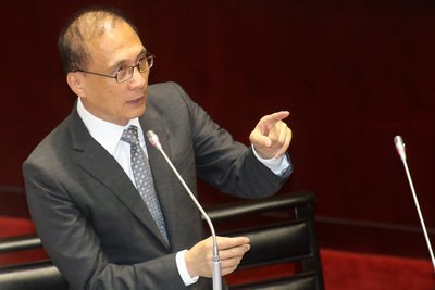 Lin: Economy expected to make slight rebound next year