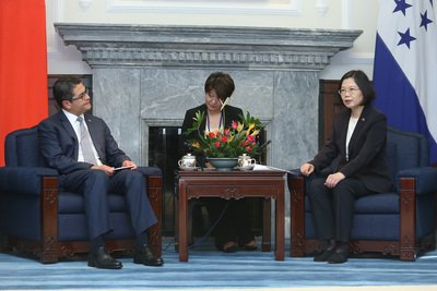 Tsai welcomes president of Honduras on state visit to Taiwan