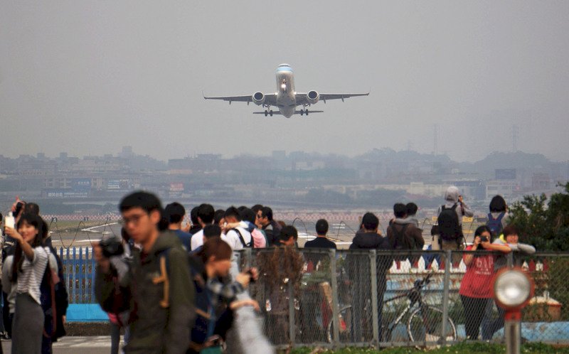 Gov’t rejects reports it is blocking extra New Year cross-strait flights