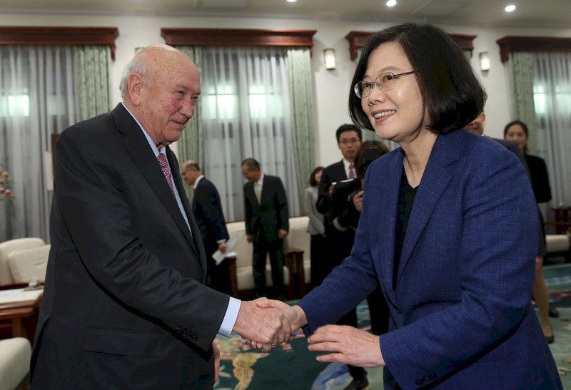 Foreign ministry mourns former South African president