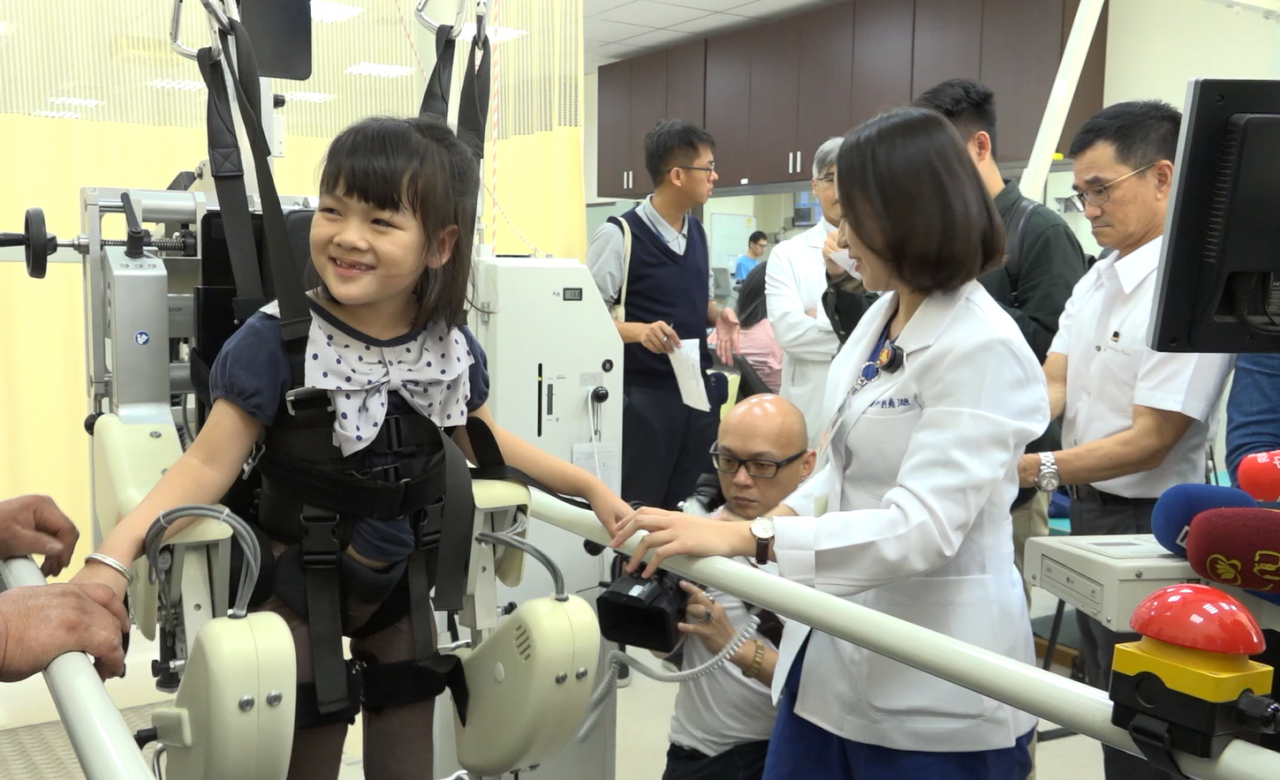 VIDEO: Robot training helps girl with cerebral palsy to stand